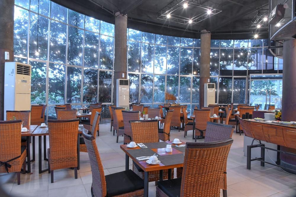 Oak Tree Emerald Hotel & Coventions Semarang Exterior photo