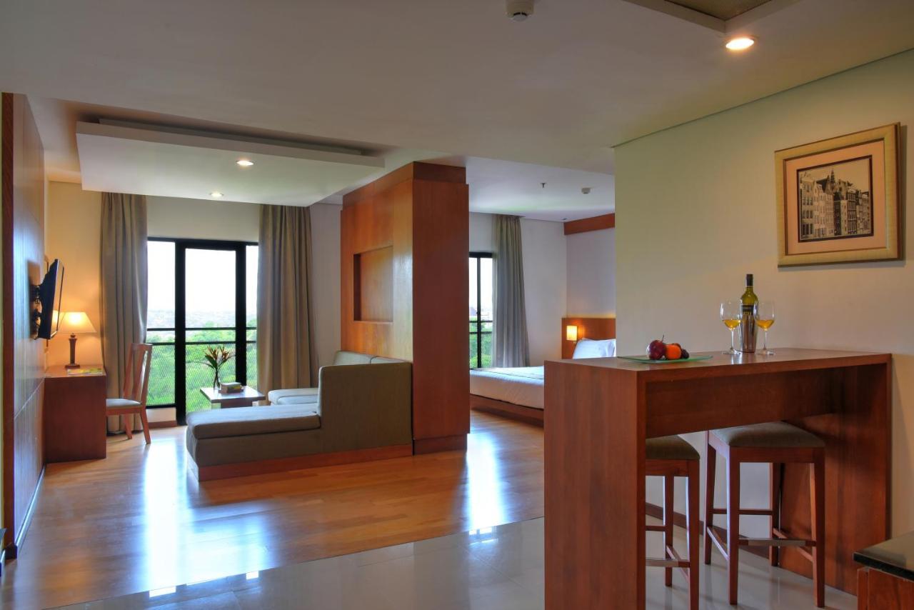 Oak Tree Emerald Hotel & Coventions Semarang Exterior photo