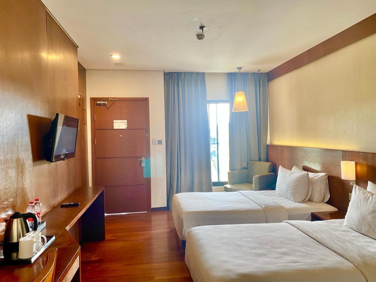 Oak Tree Emerald Hotel & Coventions Semarang Exterior photo