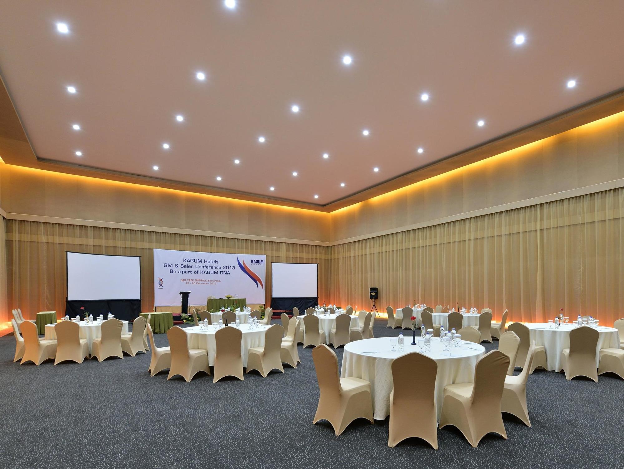 Oak Tree Emerald Hotel & Coventions Semarang Exterior photo