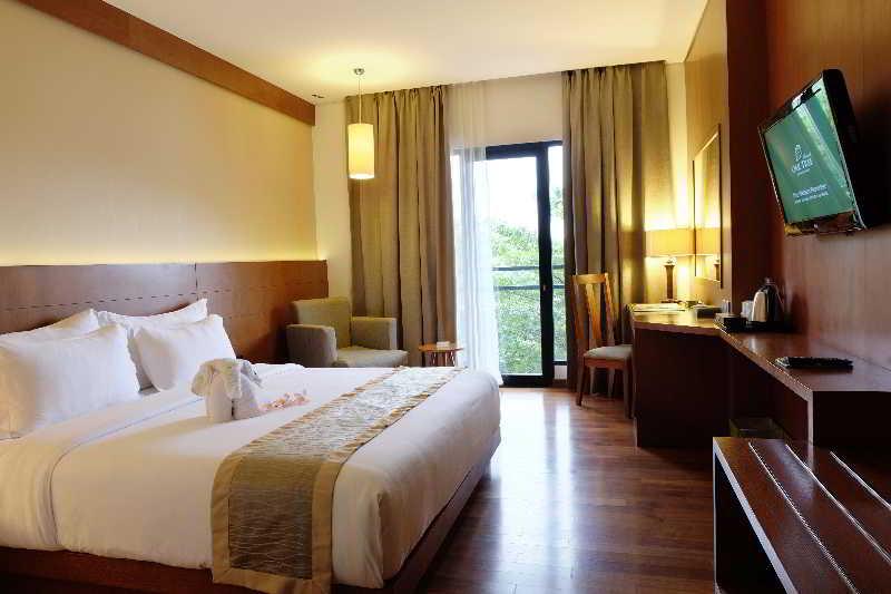 Oak Tree Emerald Hotel & Coventions Semarang Exterior photo